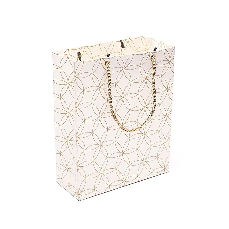 Aranyszínű ÉLET VIRÁGA motívummal díszített törtfehér papír ajándéktáska, aranyszínű sodrott zsinórral.